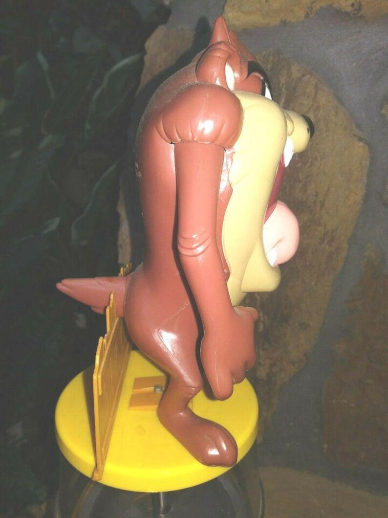 Máquina expendedora de chicles Tasmanian Devil vintage, Superior Toy, 38 cm (15 pulgadas), metal y plástico. imagen 6