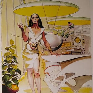 Op de afbeelding: Illustratie van een vrouw in een witte jurk in een futuristische setting. Het kunstwerk heeft een retro-futuristisch ontwerp met een gebogen witte bureau, een bolvormig apparaat en gele verlichting. De vrouw draagt een gouden riem en armband.