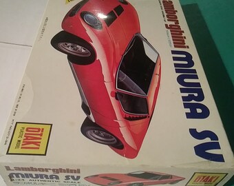 Maquette de voiture en plastique Lamborghini Miura P400 SV 1/24