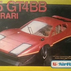 以下が含まれることがあります： フェラーリ365 GT4 BBスポーツカーの1/24スケール組み立て式モデルキット。箱には車の名前とU-Airfixのロゴが記載されています。