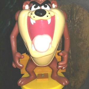 Máquina expendedora de chicles Tasmanian Devil vintage, Superior Toy, 38 cm (15 pulgadas), metal y plástico. imagen 5