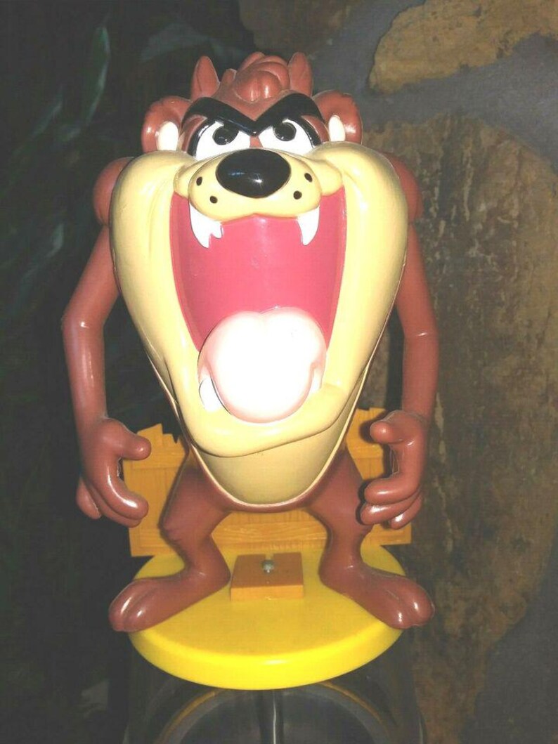 Máquina expendedora de chicles Tasmanian Devil vintage, Superior Toy, 38 cm (15 pulgadas), metal y plástico. imagen 5