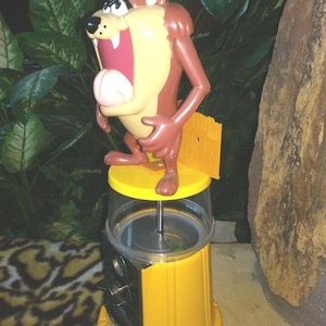 Máquina expendedora de chicles Tasmanian Devil vintage, Superior Toy, 38 cm (15 pulgadas), metal y plástico. imagen 3