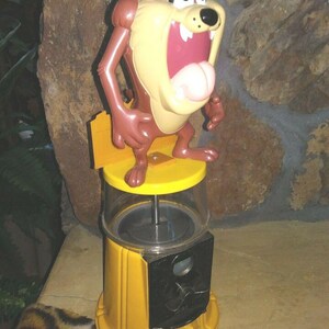 Máquina expendedora de chicles Tasmanian Devil vintage, Superior Toy, 38 cm (15 pulgadas), metal y plástico. imagen 2