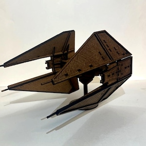Kit intercettore Starfighter in legno 3D - Modello fai da te tagliato al laser + espositore, decorazione per mensole fantascientifiche, regalo fatto a mano per i fan