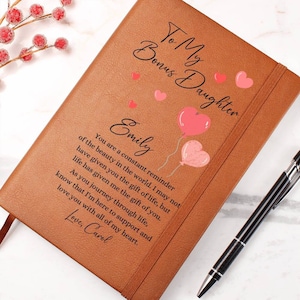 Bonus Daughter Diario de cuero personalizado para hijastra, regalos de padrastros, regalos personalizados para niñas, diario de corazones
