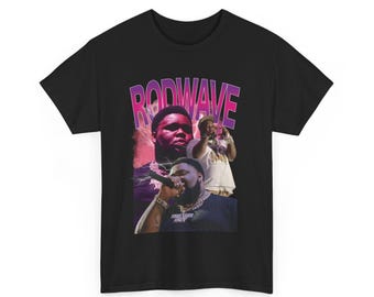 Könnte beinhalten: Schwarzes T-Shirt mit einer Grafik von Rod Wave und dem Text "RODWAVE" in Lila und Rosa. Das Design enthält drei Bilder des Künstlers. Das T-Shirt hat einen klassischen Rundhalsausschnitt.