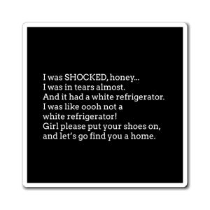 Könnte beinhalten: Schwarzweißer Text auf schwarzem Hintergrund. Der Text lautet: "Ich war GESCHOckt, Liebling... Ich war fast in Tränen. Und es hatte einen weißen Kühlschrank. Ich war wie oooh nicht ein weißer Kühlschrank! Mädchen, bitte zieh deine Schuhe an, und lass uns gehen, um dir ein Zuhause zu finden."