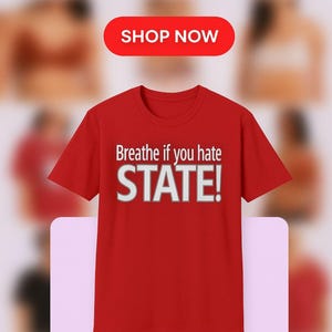 Peut inclure: T-shirt rouge avec le texte "Breathe if you hate STATE!" en blanc et gris. Le t-shirt fait partie d'une collection "Game Day Tee". Un bouton rouge "Shop Now" est en haut.