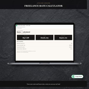 Peut inclure: Un écran d'ordinateur portable affichant le Freelance Rate Calculator d'Atelier Ledger dans Google Sheets. L'interface présente des taux calculés de 37,68 $ par heure, 226,09 $ par jour et 520,02 $ par projet, avec le texte : Turn your costs and hours into a rate you can say out loud.