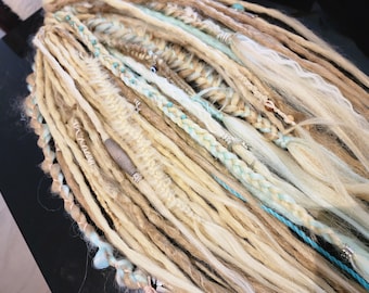 Bondi wave temporäre Dreadlocks in der Farbe schwarz. Doppelendige Dreads. Beachy Braid mit Dekorationen