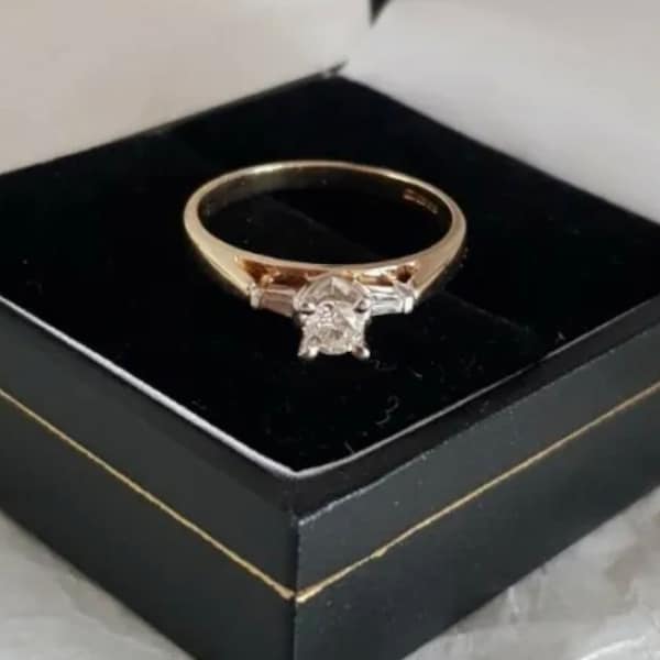 9ct gold & Diamond ring