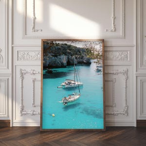 Arte mural imprimible de dinero antiguo "Velas de Santorini", foto de yate en el Egeo, descarga instantánea, decoración costera, 16 x 20