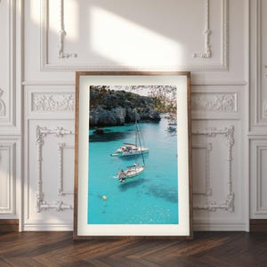 Arte mural imprimible de dinero antiguo "Velas de Santorini", foto de yate en el Egeo, descarga instantánea, decoración costera, 16 x 20
