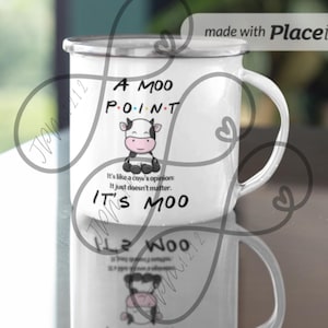 Peut inclure: Une tasse en émail blanche avec une vache de dessin animé noire et blanche et le texte "A MOO POINT It's like a cow's opinion: It just doesn't matter. IT'S MOO"