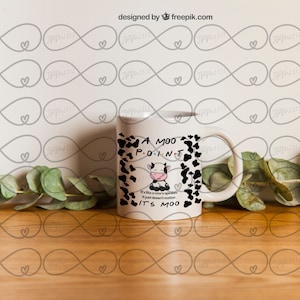 Peut inclure: Une tasse en céramique blanche avec un motif imprimé de vache noir et blanc. La tasse porte l'inscription "A Moo Point" et "It's Moo".