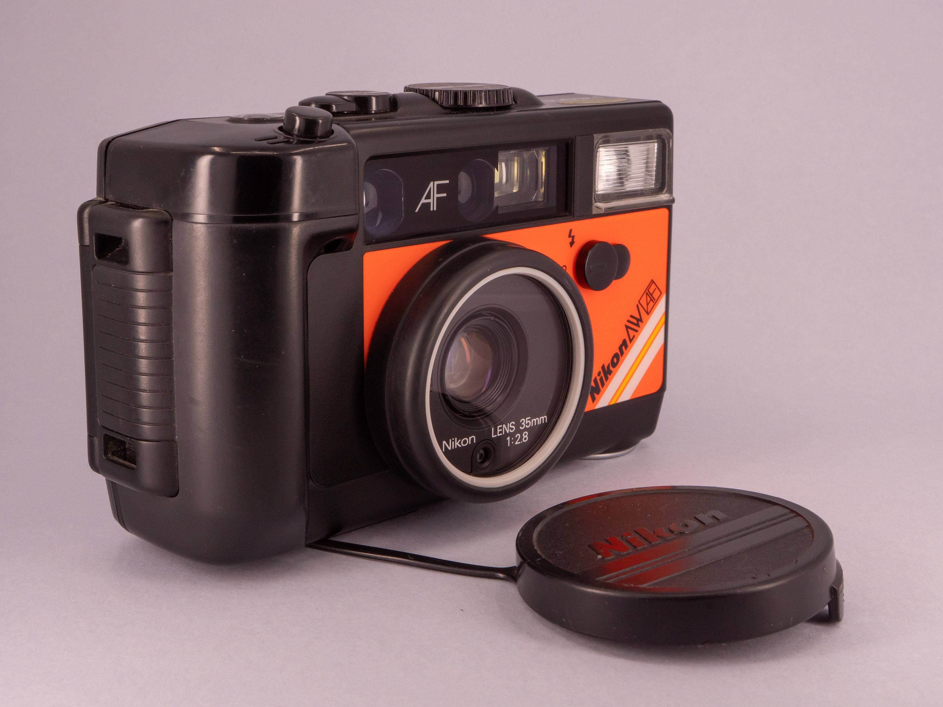 Appareil photo argentique Nikon RF 35mm - Prêt pour l'été! (D'occasion