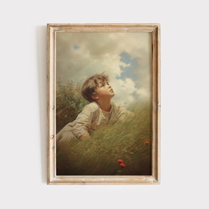 Puede incluir: Una impresión vintage enmarcada representa a un niño mirando hacia el cielo nublado. El niño está acostado en hierba alta con flores rojas, vistiendo ropa clara. La obra de arte tiene un ambiente cálido y nostálgico.