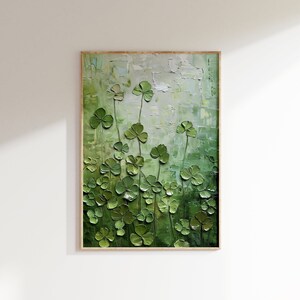 Op de afbeelding: Een ingelijst schilderij van een veld met groene klavers. Het schilderij is gemaakt in een textuurrijke stijl, met dikke penseelstreken die de klaverbladjes een driedimensionaal uiterlijk geven.