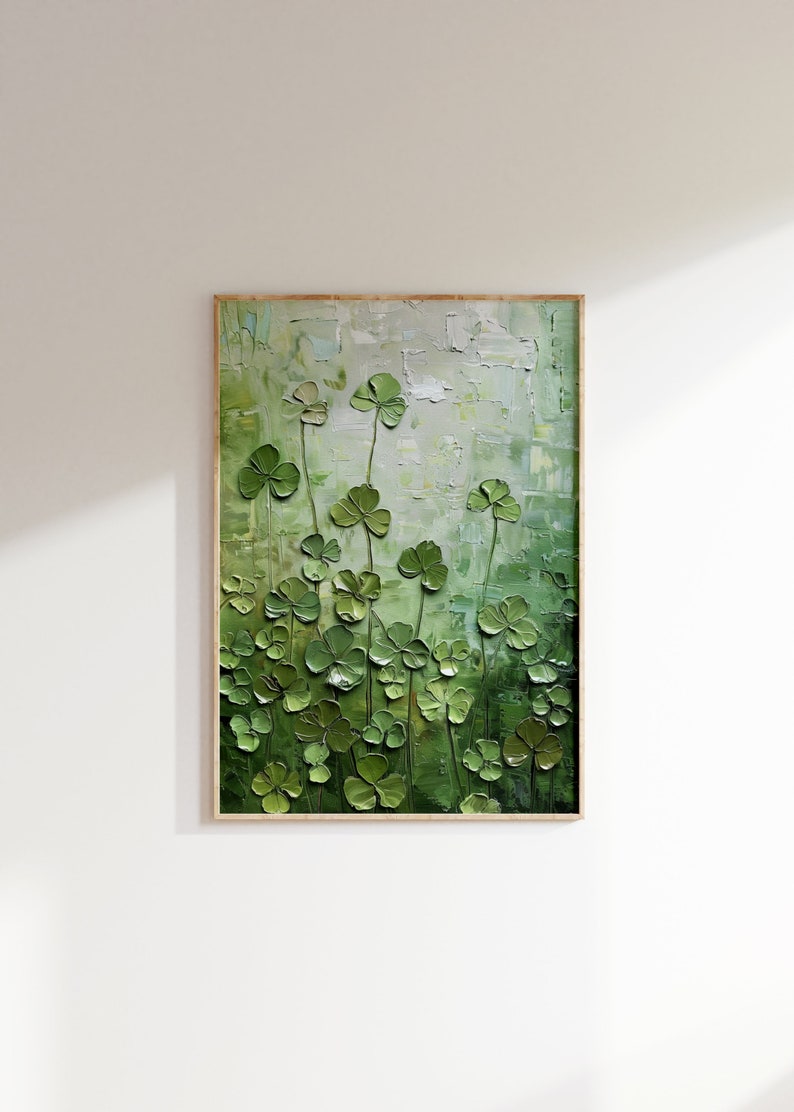 Op de afbeelding: Een ingelijst schilderij van een veld met groene klavers. Het schilderij is gemaakt in een textuurrijke stijl, met dikke penseelstreken die de klaverbladjes een driedimensionaal uiterlijk geven.