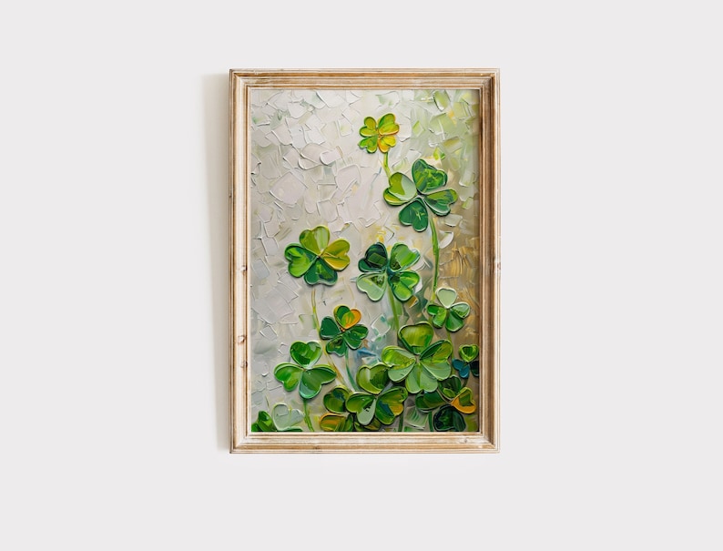 Puede incluir: Una pintura enmarcada de un grupo de tr&eacute;boles de cuatro hojas verdes sobre un fondo blanco. Los tr&eacute;boles est&aacute;n pintados en un estilo texturizado, lo que le da a la pintura un efecto tridimensional.