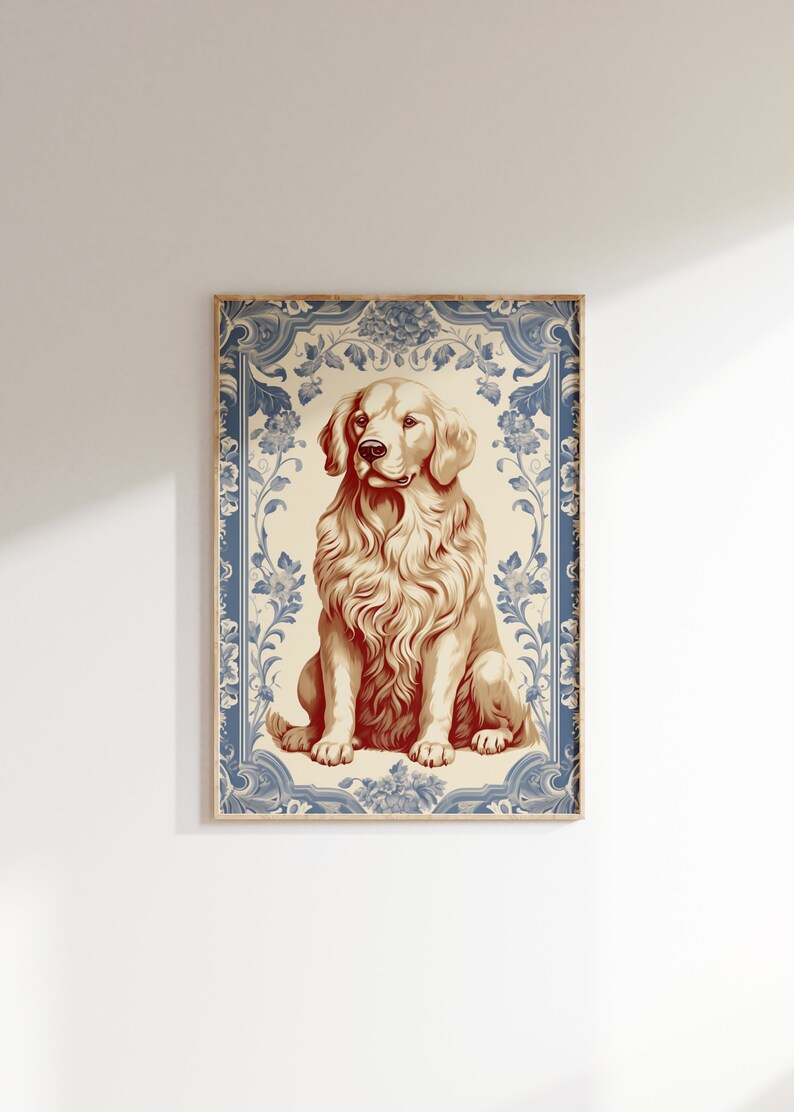 Peut inclure: Impression d'art encadr&eacute;e repr&eacute;sentant un golden retriever assis. Le chien, avec un pelage brun clair, est plac&eacute; sur un fond cr&egrave;me. Le cadre est orn&eacute; d'une bordure florale bleue, &eacute;voquant un style vintage.