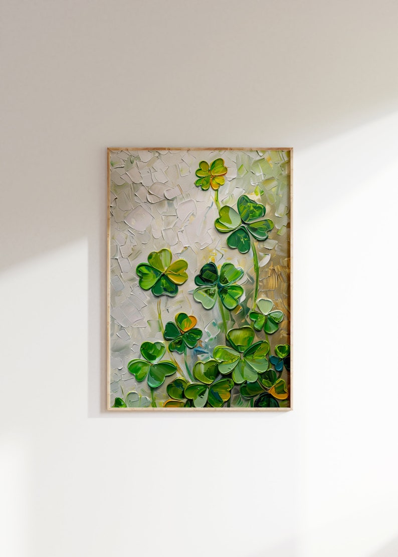 Puede incluir: Una pintura enmarcada de tr&eacute;boles de cuatro hojas verdes sobre un fondo blanco. Los tr&eacute;boles est&aacute;n pintados en un estilo texturizado, lo que le da a la pintura un aspecto tridimensional.