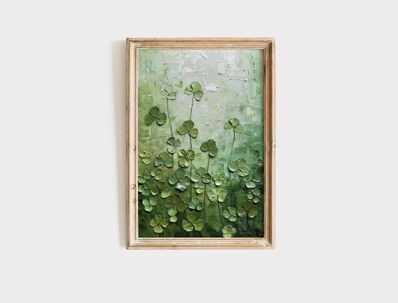 Op de afbeelding: Een schilderij van een veld met groene vierbladige klavers in een houten lijst. De klavers zijn geschilderd in een textuurrijke stijl, waardoor het schilderij een driedimensionale uitstraling krijgt.