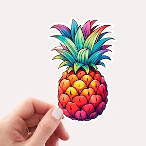 Puede incluir: Una pegatina de piña arcoíris con un contorno blanco. La piña está dibujada en un estilo de dibujos animados con un diseño detallado.