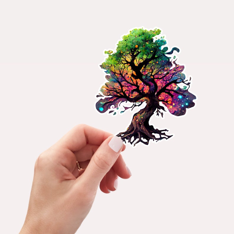 Op de afbeelding: Een kleurrijke boom sticker met een aquarel ontwerp in groen, oranje, roze en blauw. De boom heeft een dikke stam en takken met een draaiende, galaxy-achtige patroon.