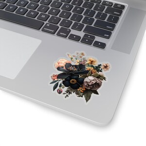 Op de afbeelding: Een boeket donkerblauwe, roze en gele bloemen met groene bladeren. De bloemen zijn in een losse, natuurlijke stijl gerangschikt.