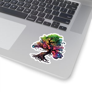 Op de afbeelding: Een kleurrijke abstracte boom met een galaxie-achtig ontwerp. De boom heeft een dikke stam en takken met een draaiende patroon van roze, blauw, groen en paars.