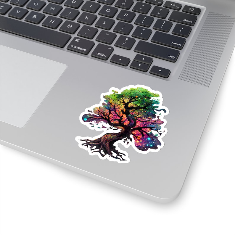 Op de afbeelding: Een kleurrijke abstracte boom met een galaxie-achtig ontwerp. De boom heeft een dikke stam en takken met een draaiende patroon van roze, blauw, groen en paars.