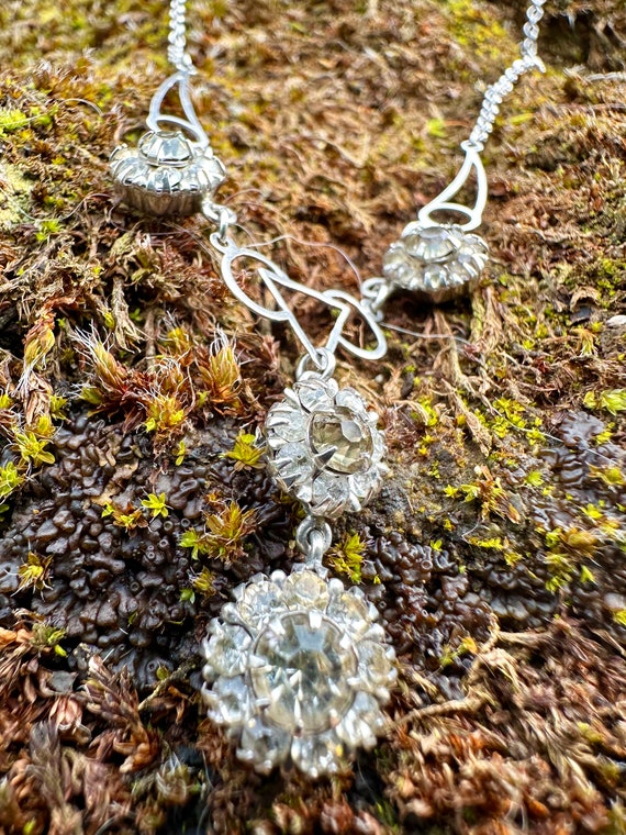 Collier Vintage Style Art Déco Argenté Imitation Diamants Et émeraudes – Occasion