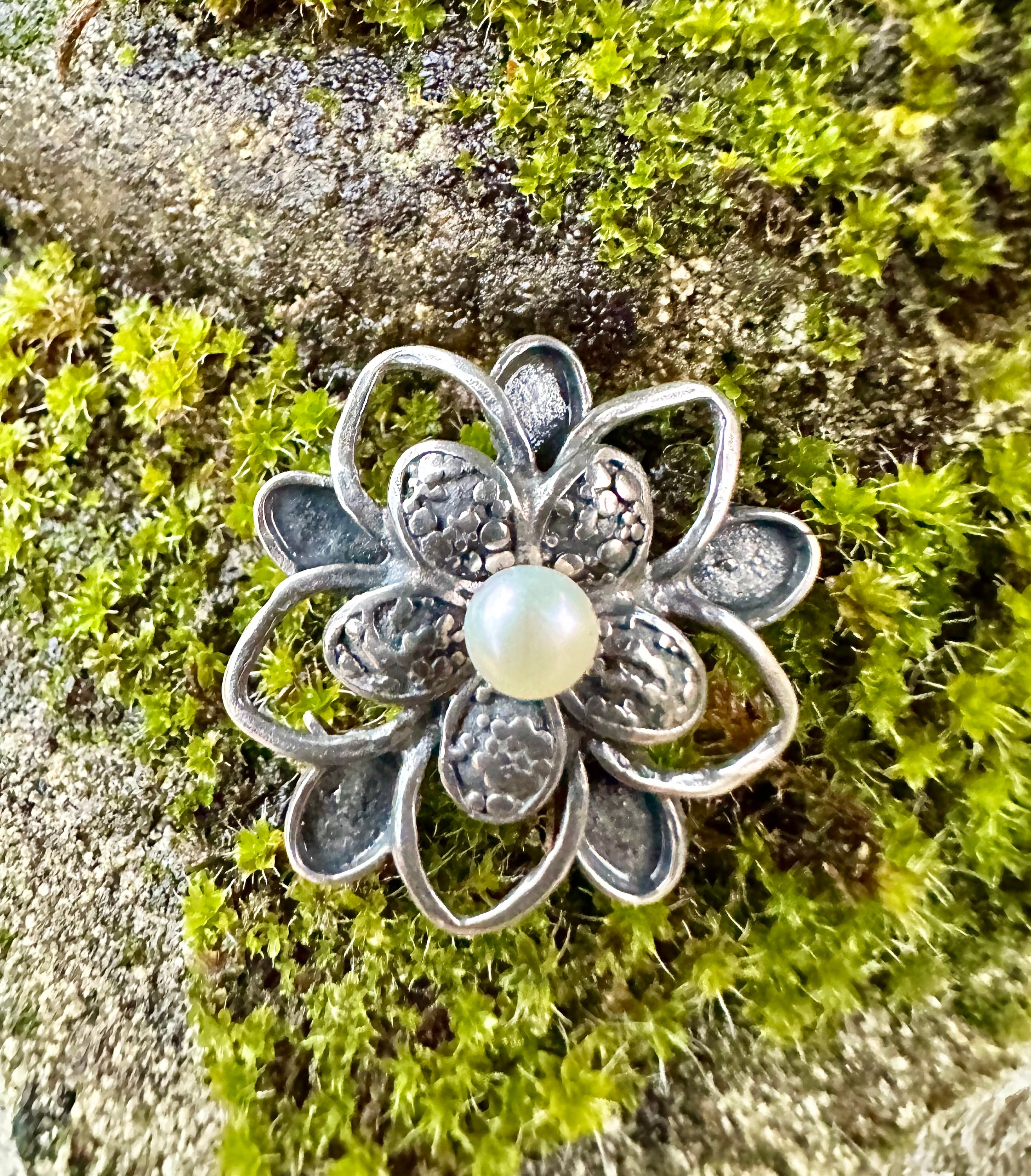 Belle Broche Ancienne Filigranée En Métal Argenté Avec Perle - Bijou Vintage - R12412