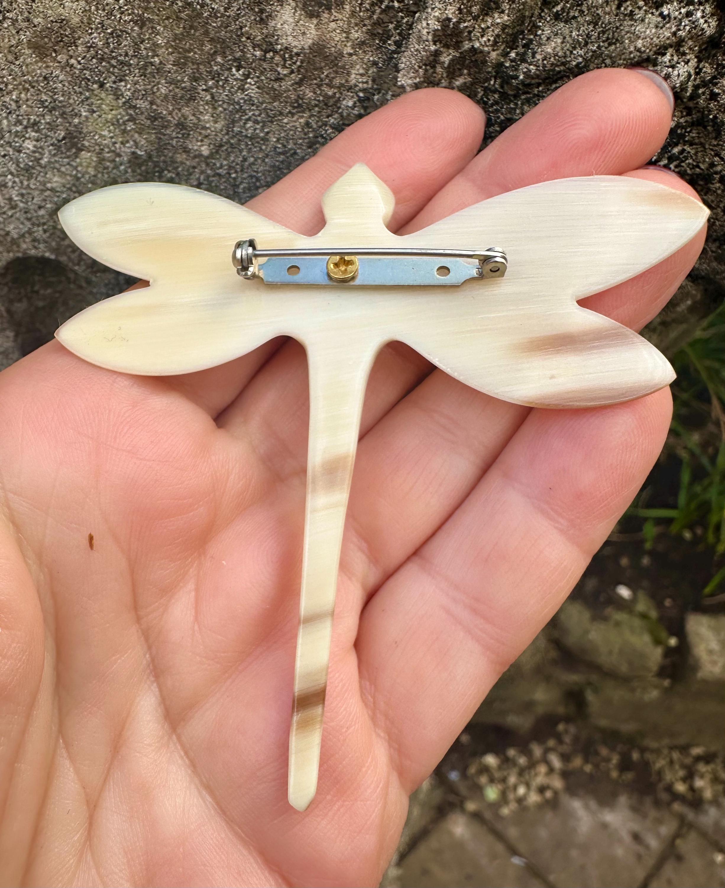 Broche Ancienne Art Nouveau Libellule En Corne Blonde - Estampillée, Occasion, Collection Unisexe