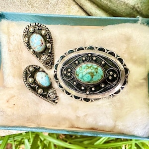 Boxed Antique Silver And Turquoise Brooch Set And Clip-On Earrings