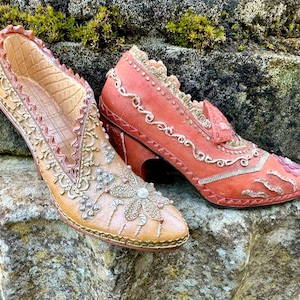 Dos zapatos decorativos de cerámica vintage en miniatura