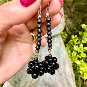 Pendientes vintage de bola de cristal negro facetado con alambre de plata