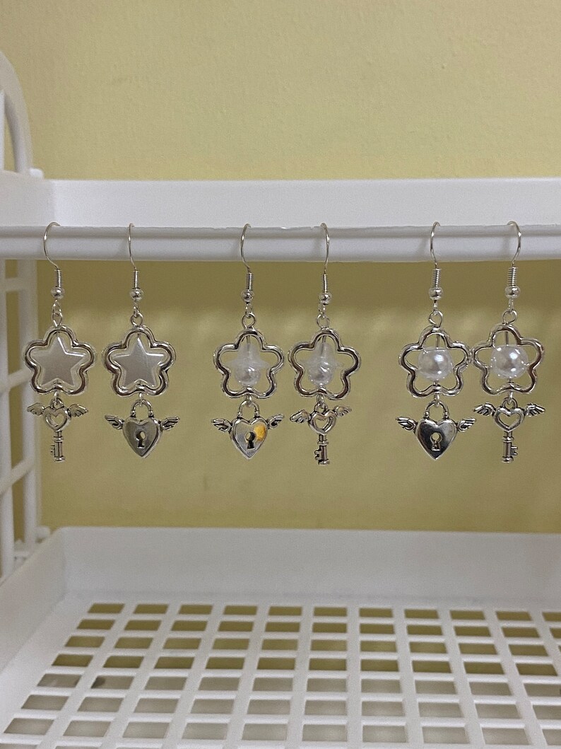 orecchini pendenti con perle corte in metallo Y2K con perline, chiave e lucchetto immagine 5