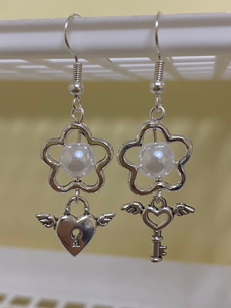 short beaded y2k metal pearl dangle earrings key and lock pearl