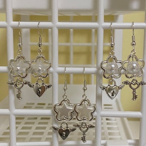 short beaded y2k metal pearl dangle earrings key and lock image 1