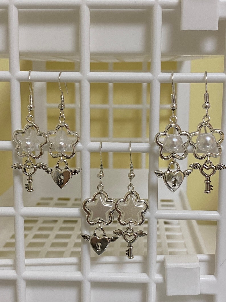 short beaded y2k metal pearl dangle earrings key and lock image 1