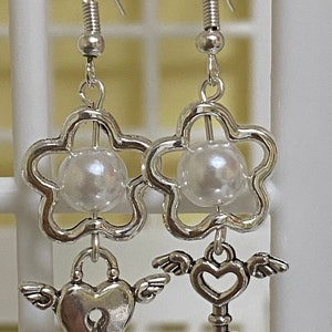 orecchini pendenti con perle corte in metallo Y2K con perline, chiave e lucchetto immagine 8