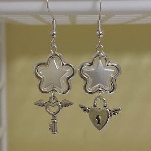orecchini pendenti con perle corte in metallo Y2K con perline, chiave e lucchetto star