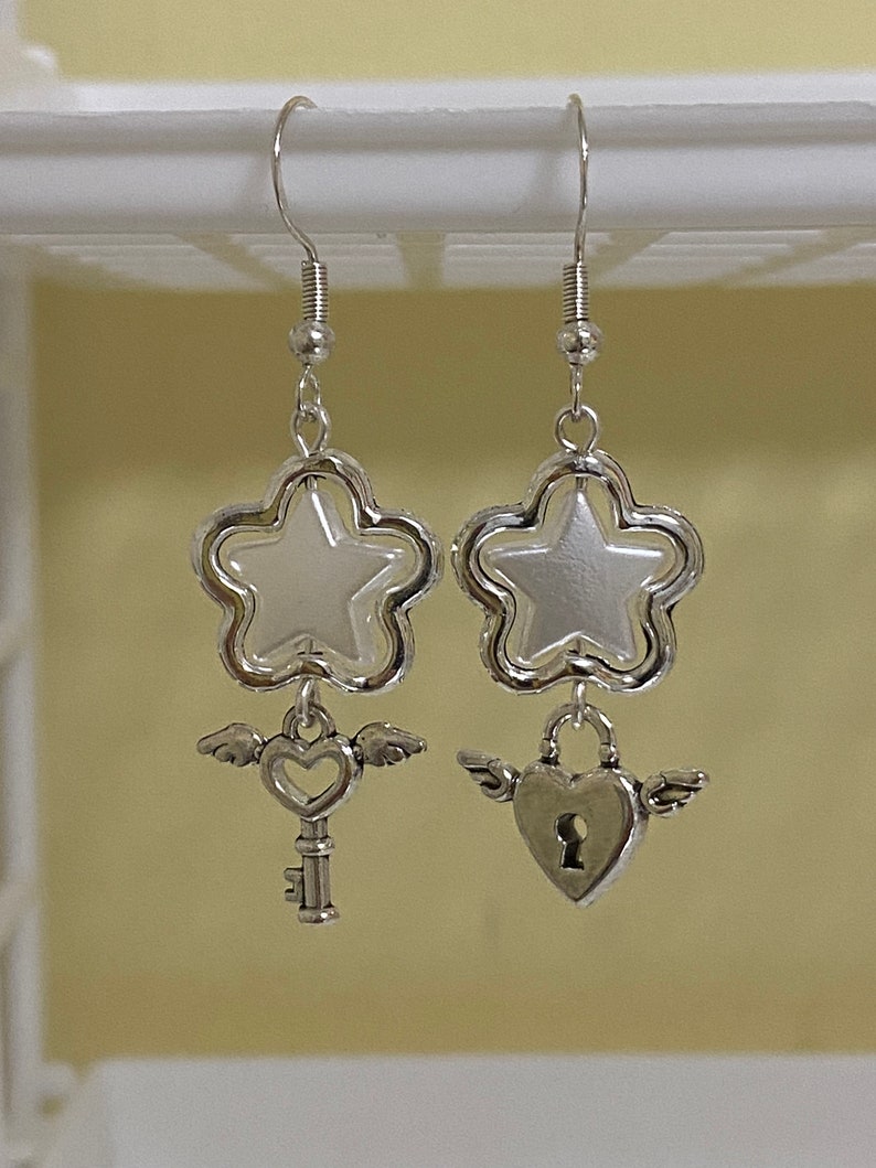 short beaded y2k metal pearl dangle earrings key and lock star