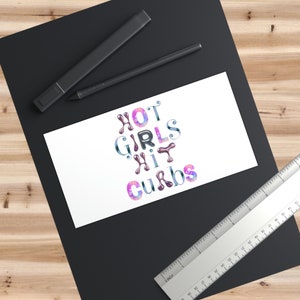 Pegatina para parachoques con chicas calientes que chocan contra la acera. 7,5&quot; x 3,75&quot;