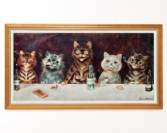 Puede incluir: Una pintura vintage de cinco gatos sentados a una mesa, bebiendo y fumando. Los gatos llevan collares y tienen expresiones humanas. La pintura está enmarcada en un marco de madera.