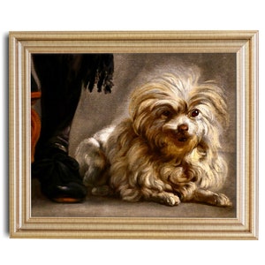 Puede incluir: Una pintura al &oacute;leo enmarcada de un perro blanco con pelaje esponjoso, sentado en un suelo marr&oacute;n. El perro mira directamente al espectador con una expresi&oacute;n suave. La pintura est&aacute; enmarcada en un marco dorado.
