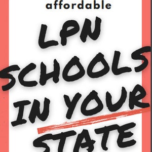 Op de afbeelding: Een rode en witte afbeelding met zwarte tekst die "Nurse D. Porchae Hoe betaalbare LPN-SCHOLEN IN JE STAAT te vinden" luidt. Het woord "STAAT" is doorgestreept met een rode lijn.